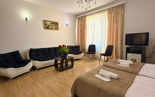 Отель Qeroli old town