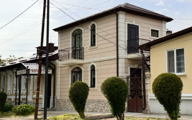 Na Vtorom Etazhe s Balkonom Apartments