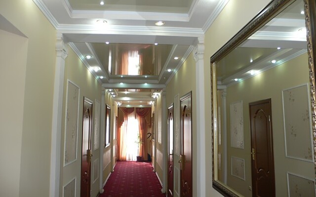 Uyut Grand Hotel