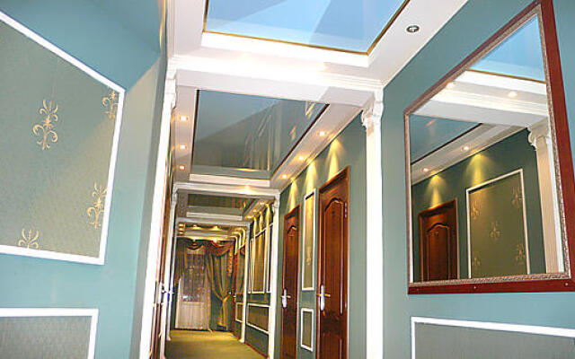 Uyut Grand Hotel