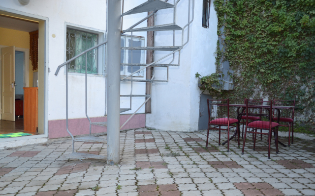 Elling V Alushte Apartments