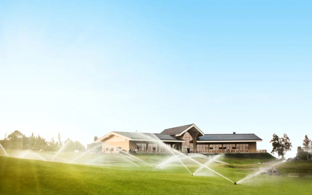 Strawberry Fields Golf Resort Hotel