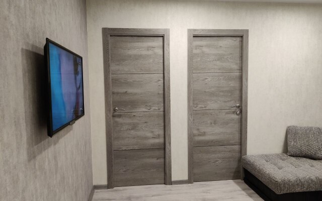 V Tsentre Neftyanikov Flat