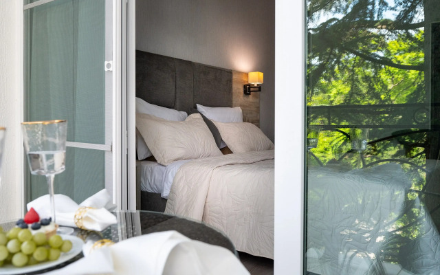 Studiya s balkonom u Dendrariya i morya. Pokrovskij 78 Apartments