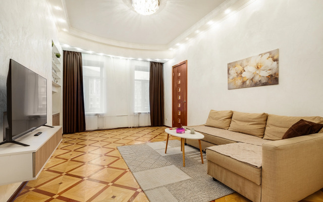 Квартира Трехкомнатная с Видом на Фонтанку