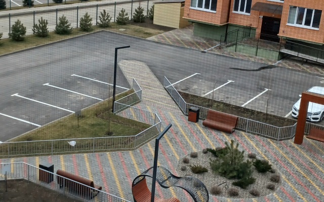 Uyutnaya, novaya s okhranyaemoy parkovkoy Flat