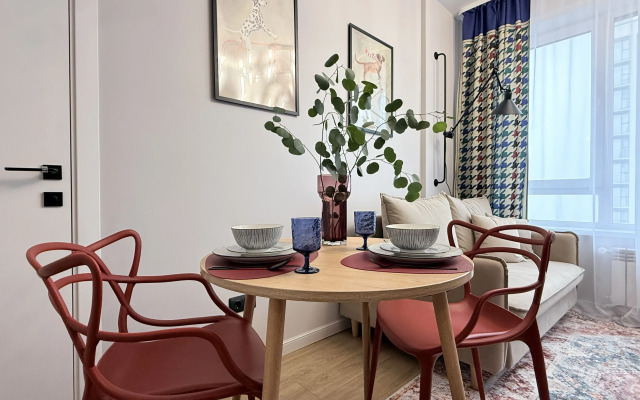 YARKIY DIZAYN, PANORAMA NA REKU PRYAMO S KROVATI Apartments