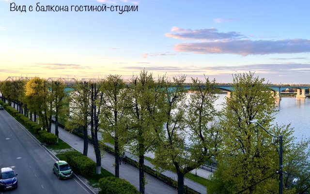 Trokhkomnatnaya Vidovaya na Volzhskoy Naberezhnoy 61 Flat