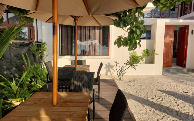 Comfy Cool Breeze by Emzaz Hotel