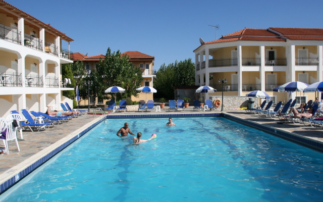 Village Inn Studios & Family Apartments Apart-hotel