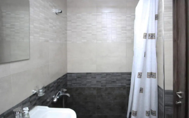 89 Tryohkomnatnaya v Serdtse Erevana Flat