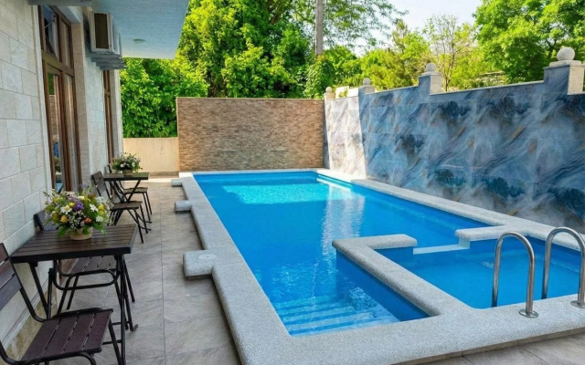 Отель Адонис