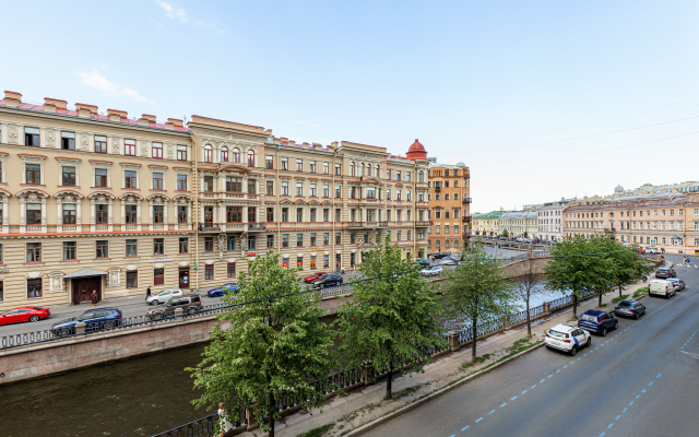 Bird Nest 80 kv.m s Balkonom i Vidom na Naberezhnuyu Kanala Griboedova Apartments