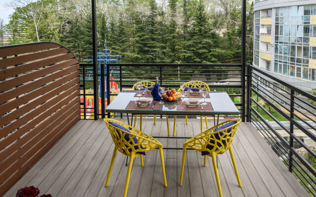 Belosnezhnaya Studiya U Morya S Lichnoy Terrasoy Apartments