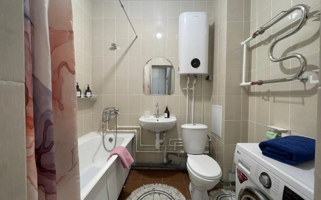 Okeanskie Panoramy. Vid na okean, vulkan, buhtu, gory i gorod Flat