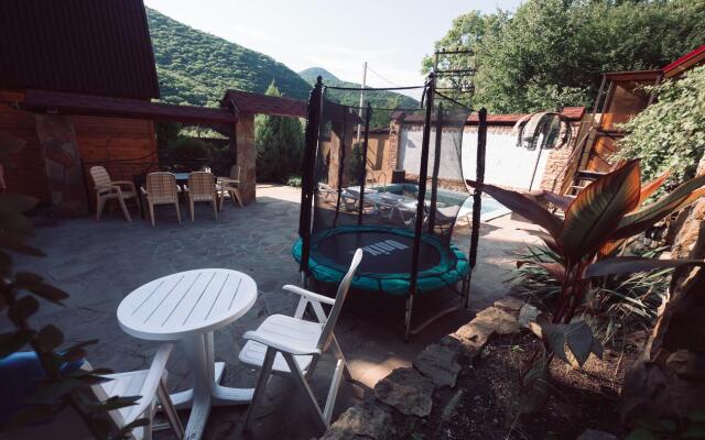 Dom U Podnozhiya Gor Guest house