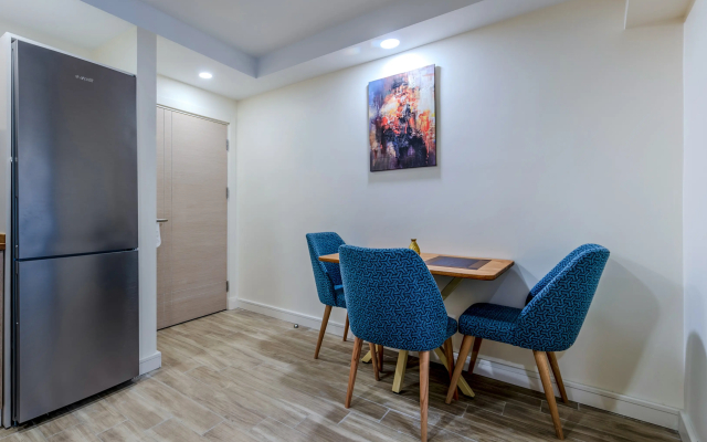 Отель Roys Hotel & Suites