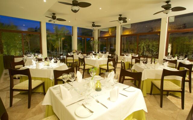 Akumal Bay Beach and Wellness Resort Hotel