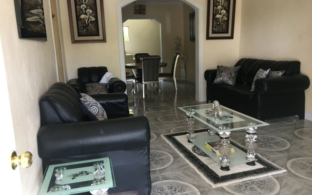 Arms Of Charms Guesthouse