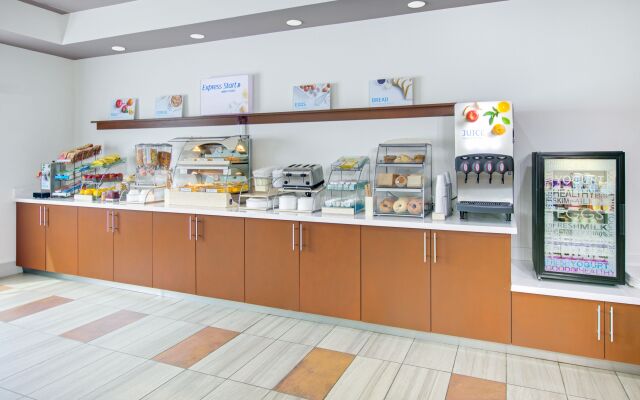 Holiday Inn Express & Suites Denton North by IHG