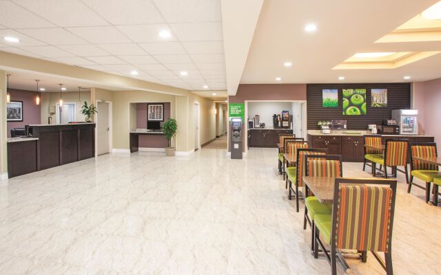 La Quinta Inn & Suites Far Rockaway - JFK Airport