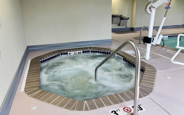 AmeriVu Inn and Suites