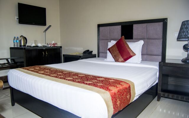 Flomi Hotel