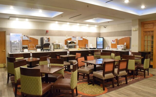 Holiday Inn Express Hotel & Suites Watertown-Thousand Island, an IHG Hotel