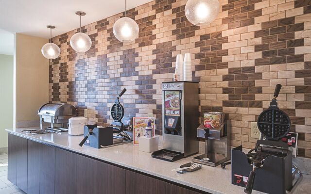 La Quinta Inn & Suites by Wyndham Mathis