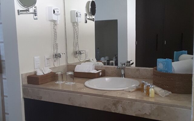 Akumal Bay Beach and Wellness Resort Hotel