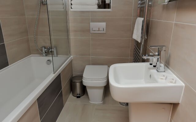 Select Serviced Accommodation - Summit House