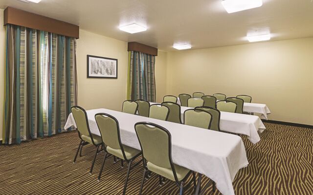 La Quinta Inn & Suites by Wyndham Mathis