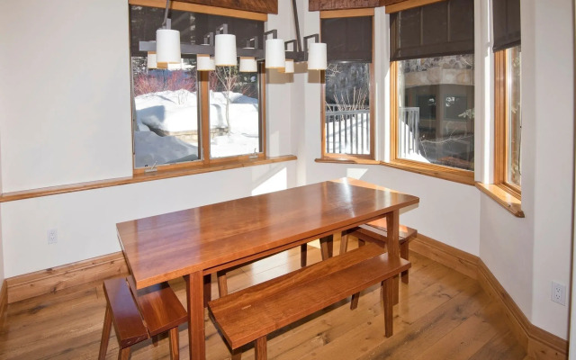 5BR Alpine Luxury Home with Private Hot Tub by RedAwning - Save 20% on 7+ Nights!