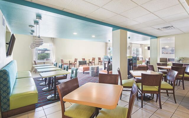 La Quinta Inn & Suites by Wyndham Mathis