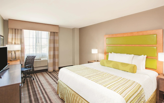 La Quinta Inn & Suites Far Rockaway - JFK Airport