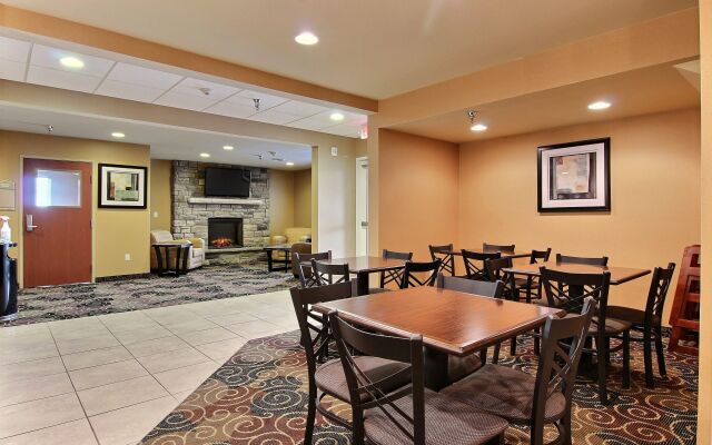 Cobblestone Hotel & Suites - Crookston