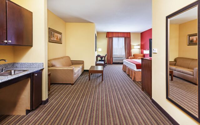 Holiday Inn Express & Suites Cleveland