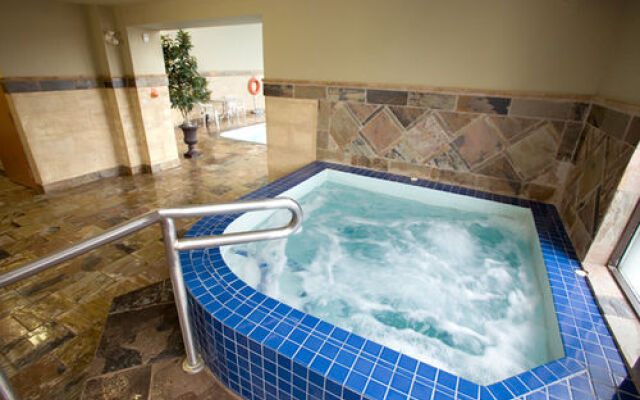 The Lodge Inn & Suites Near The Falls