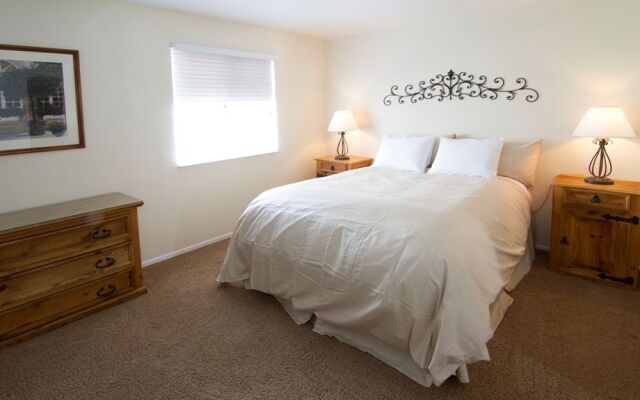 River Oaks Suites & Apartments