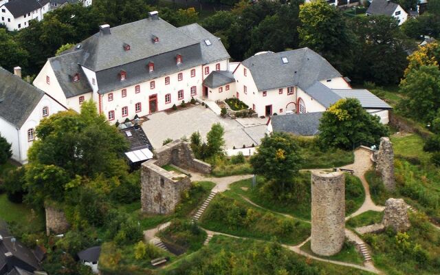 Schlosshotel Burghaus Kronenburg