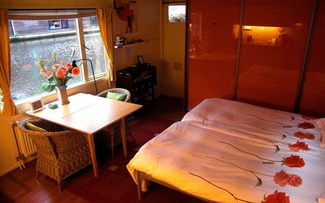 Phildutch Houseboat Amsterdam Bed and Breakfast