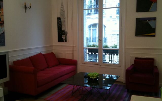 Eiffel Tower Bed  Breakfast Paris 16