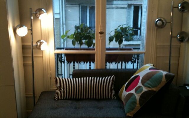 Eiffel Tower Bed  Breakfast Paris 16