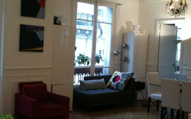 Eiffel Tower Bed  Breakfast Paris 16