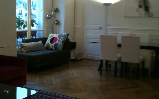 Eiffel Tower Bed  Breakfast Paris 16