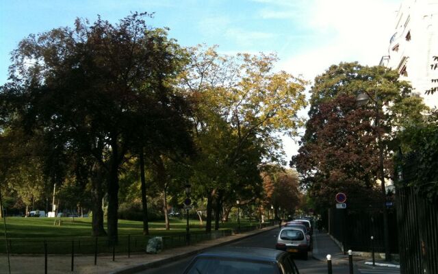 Eiffel Tower Bed  Breakfast Paris 16