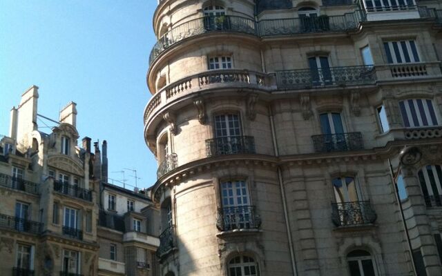 Eiffel Tower Bed  Breakfast Paris 16