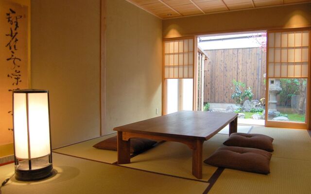 Gionshinmonzen Machiya