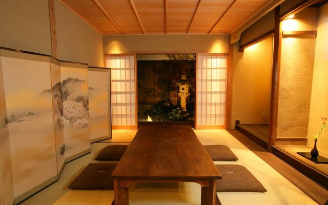 Gionshinmonzen Machiya