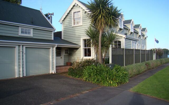 ArtHouse Accommodation by the Sea